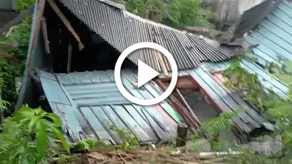 VÍDEO: casa desaba em área de risco durante temporal em Manaus