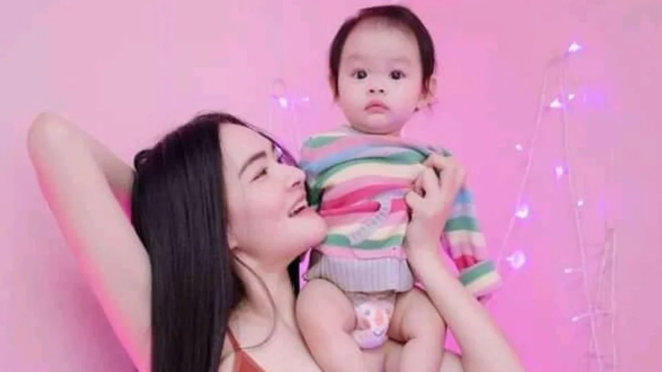 Filho de influencer cai na piscina e morre afogado, na Tailândia