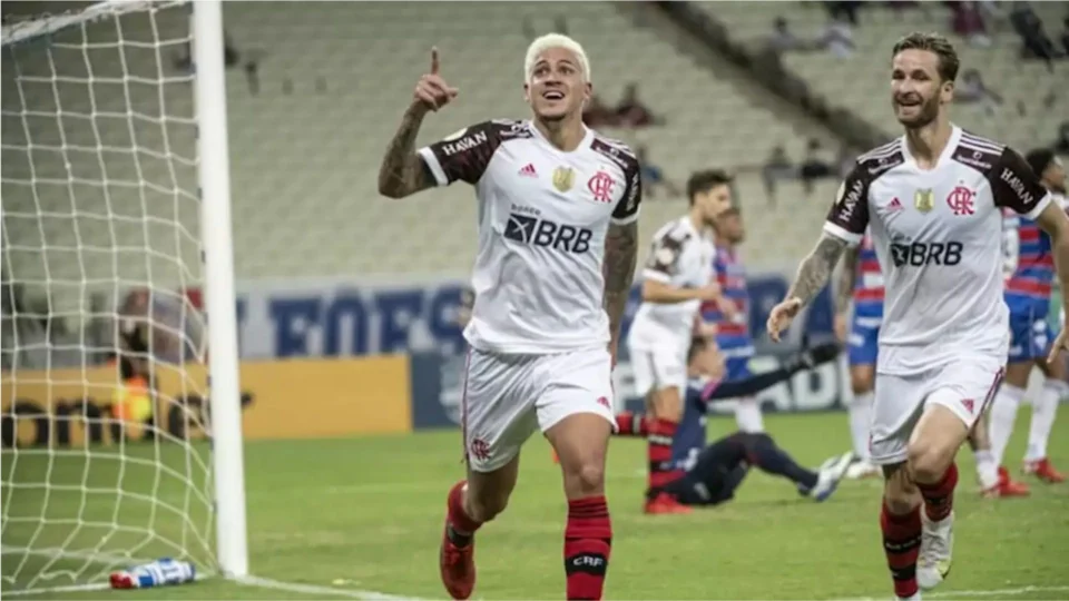 Flamengo supera desfalques e bate o Fortaleza no Castelão
