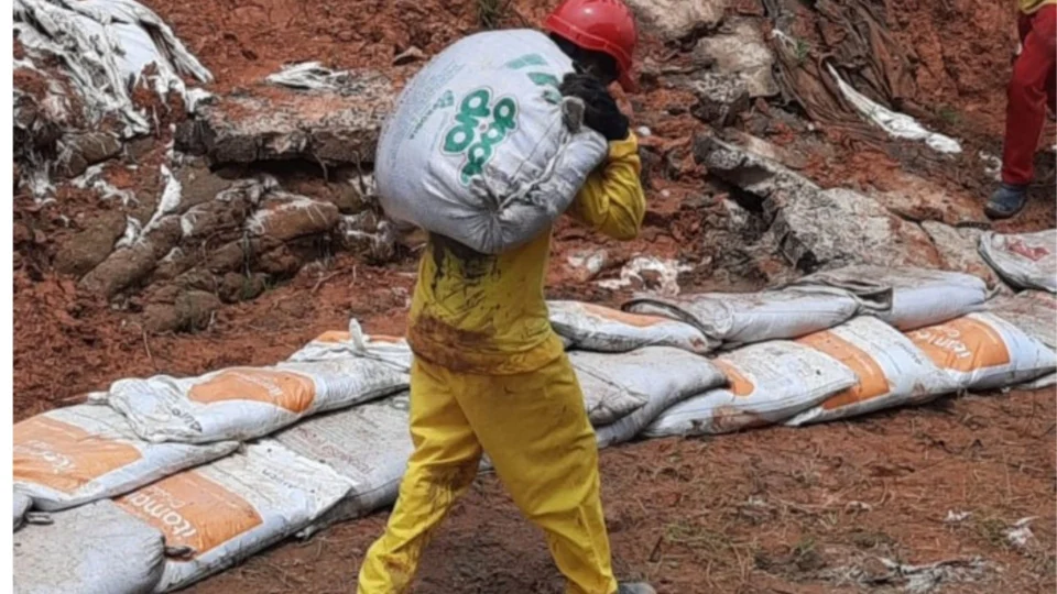 Detentos de Humaitá realizam trabalhos de limpeza na orla da cidade