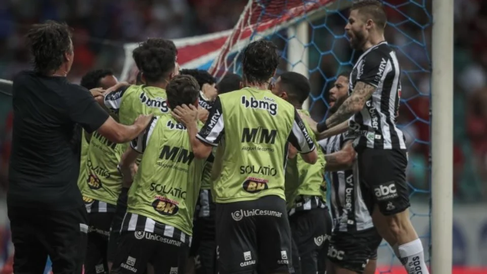Em jogo de cinco gols, Atlético-MG bate o Bahia de virada e é campeão brasileiro após 50 anos