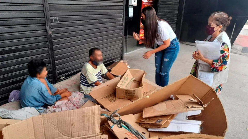 Idoso em situação de rua é resgatado e levado para abrigo, em Manaus