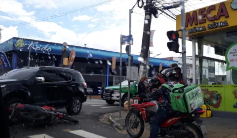 Acidente causa engarrafamento intenso no cruzamento da avenida Maceió com a rua Pará, em Manaus