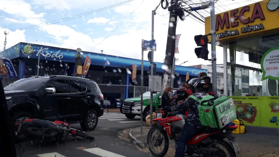 Acidente causa engarrafamento intenso no cruzamento da avenida Maceió com a rua Pará, em Manaus