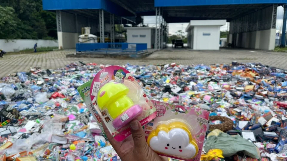 Ipem destrói 1 tonelada de produtos que ofereciam riscos aos consumidores de Manaus