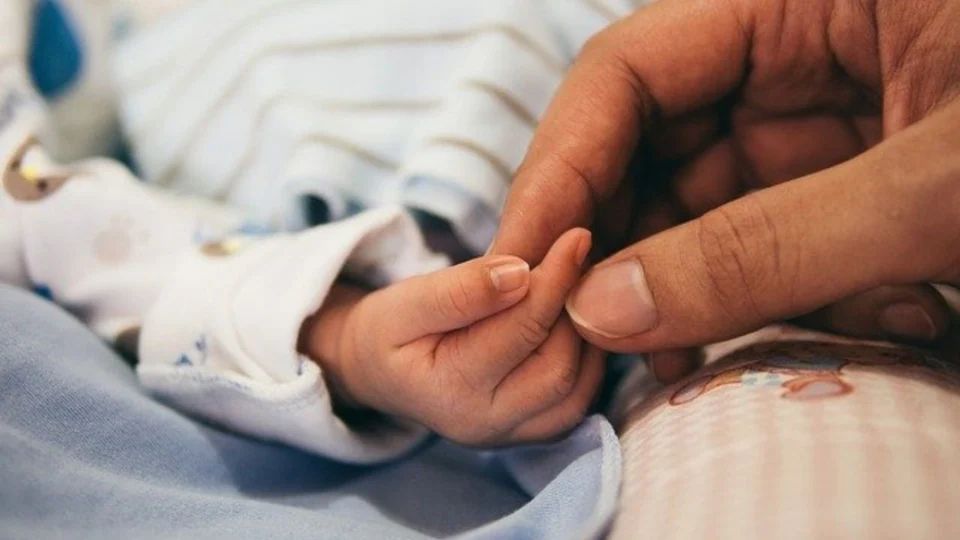 Com medo do marido, jovem dá filho recém-nascido para enfermeira, no Mato Grosso