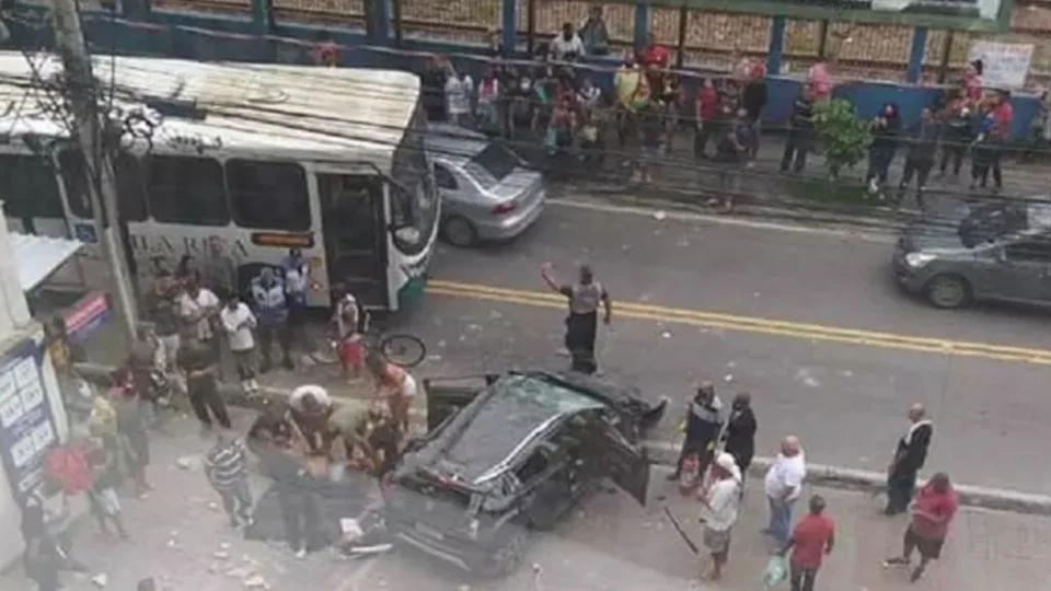 Carro cai de segundo andar de prédio no Rio de Janeiro