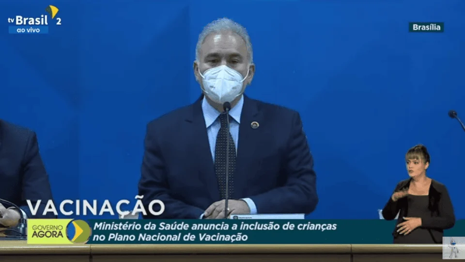 Governo deixa de exigir receita médica para vacinar crianças de 5 a 11 anos contra a Covid