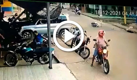 VÍDEO: motociclista é atropelado por carro desgovernado no interior do Amazonas
