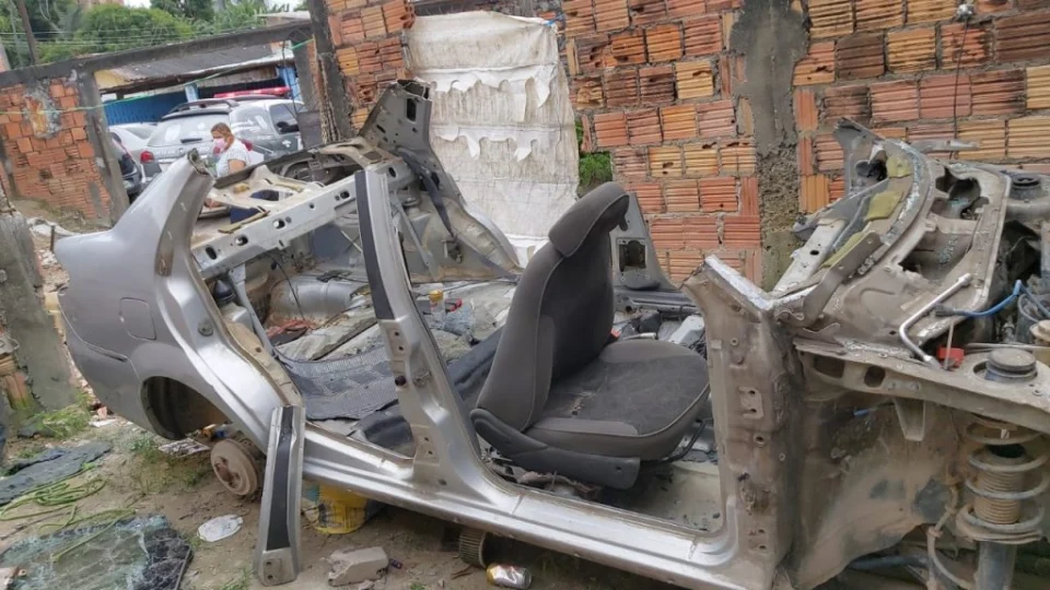 Trio é preso ao ser flagrado desmontando carro para vender as peças em Manaus