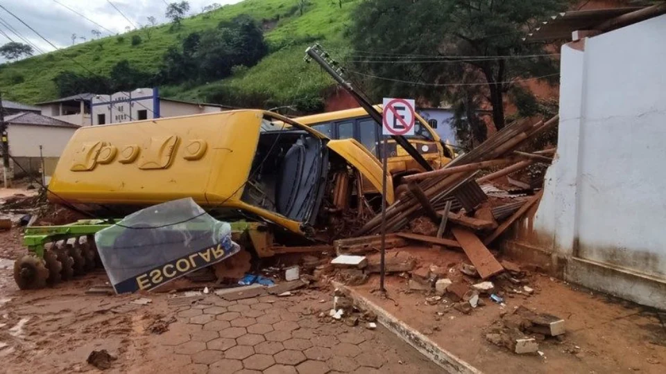 Nova tragédia em Minas Gerais: talude desaba e mata duas pessoas no Vale do Rio Doce