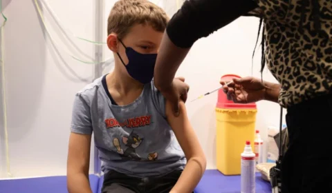 Crianças de 5 a 11 anos começam a ser vacinadas contra Covid-19 na França