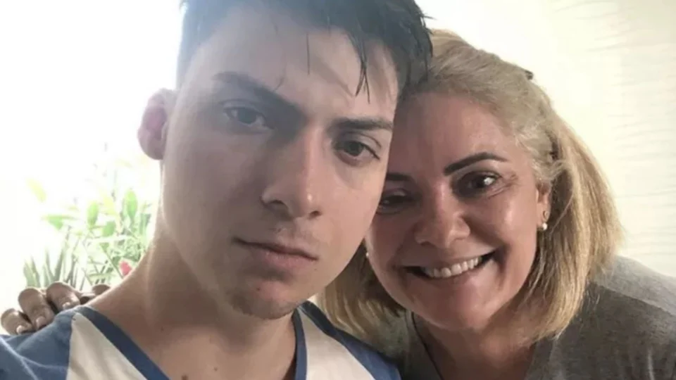 Empresas de mãe de Renan Bolsonaro podem ter sido usadas para ocultar rachadinha, diz MP