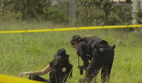 Mulher é encontrada morta em rodovia com fio de carregador de celular enrolado no pescoço, em Brasília