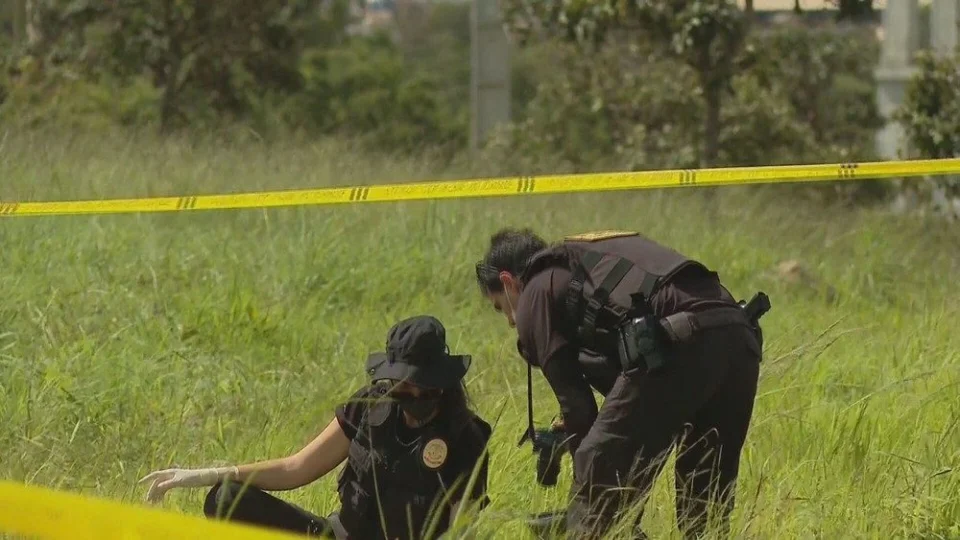 Mulher é encontrada morta em rodovia com fio de carregador de celular enrolado no pescoço, em Brasília
