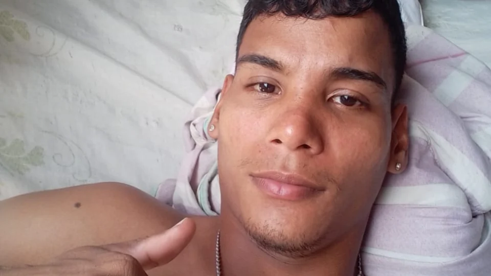 Jovem ‘some’ após partida de futebol no bairro Colônia Antônio Aleixo, Zona Leste de Manaus