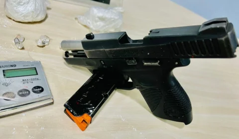 Homem é preso após roubar toda a renda de um comércio e ameaçar o gerente com arma