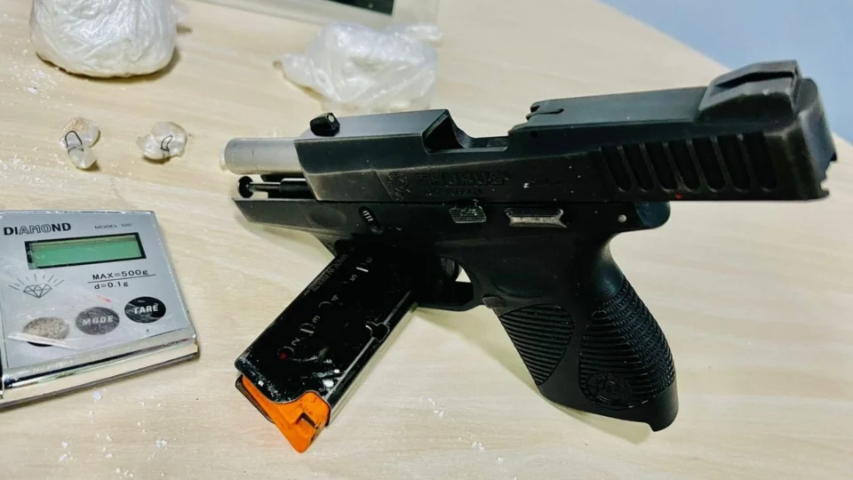 Homem é preso após roubar toda a renda de um comércio e ameaçar o gerente com arma