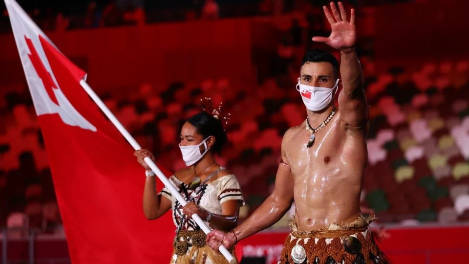 Atleta olímpico de Tonga pede ajuda para encontrar pai desaparecido após erupção de vulcão e tsunami