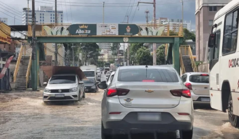Em Manaus, rede de distribuição de água rompe na avenida Marciano Armond; veja fotos