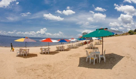Em Manaus, praia da Ponta Negra é liberada para uso aos domingos