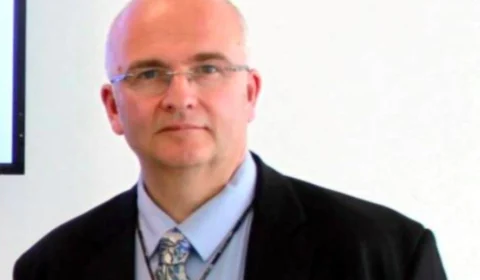 Médico britânico perde registro após gravar suas iniciais no fígado de pacientes