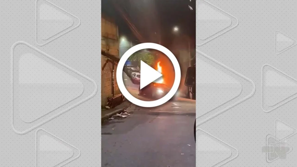 VÍDEO: Ferrari pega fogo e explode no Aglomerado da Serra, em Belo Horizonte