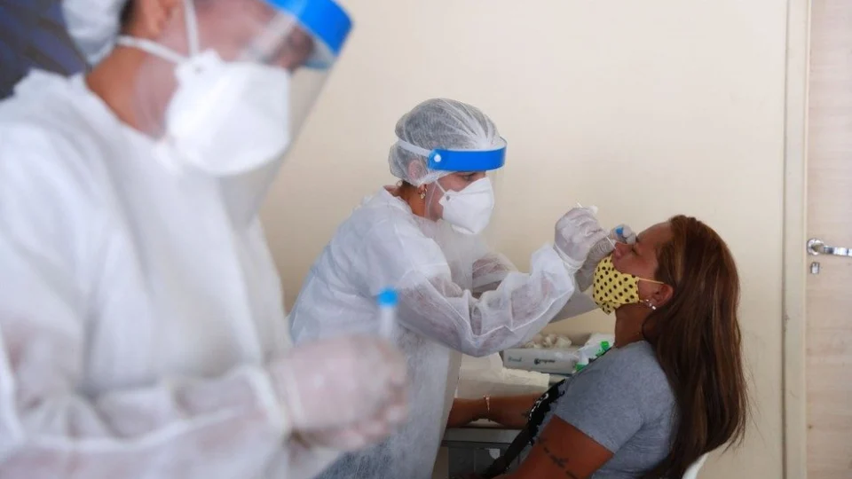 Após redução na média diária de casos e hospitalizações por Covid, Amazonas retorna à fase laranja