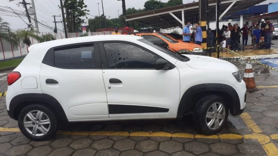 Em Manaus, motorista de app e passageiro são alvejados com mais de 15 tiros em estacionamento de uma loja