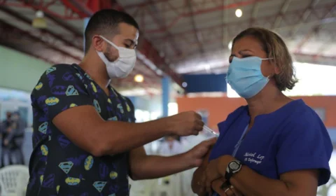 Mutirão: 3ª dose para profissionais de saúde é ampliada para pessoas a partir de 45 anos, em Manaus