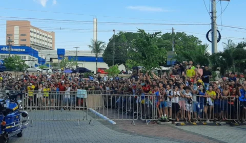 À procura de Neymar e cia, manauaras lotam área de hotel para acompanhar seleção brasileira antes do treino; veja vídeo