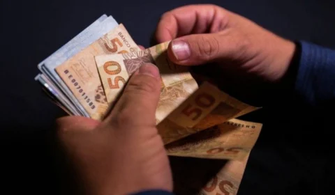 Bancos ficam proibidos de reter salário para quitar empréstimo contratado, de acordo com projeto de lei