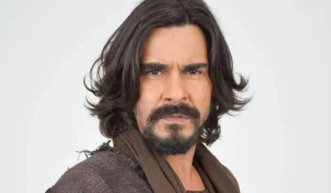 Ator André Gonçalves aguarda chegada de tornozeleira para cumprir prisão domiciliar