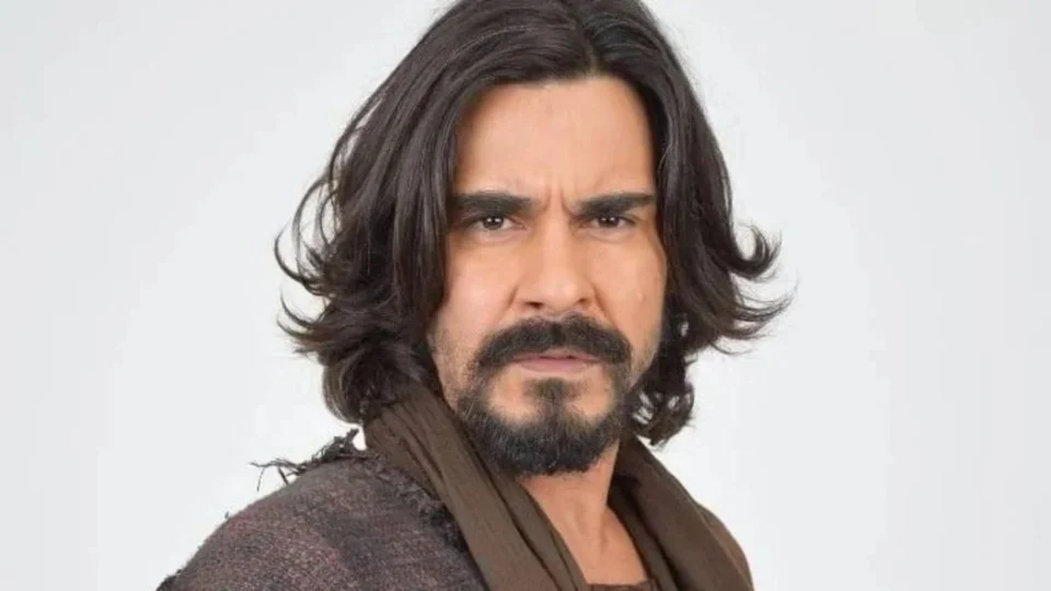 Ator André Gonçalves aguarda chegada de tornozeleira para cumprir prisão domiciliar