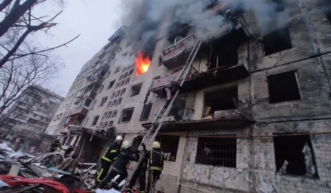 Novas explosões em Kiev deixam três mortos após ataque a prédio residencial