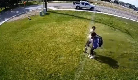 Homem se vinga e instala irrigador automático para molhar quem pisa no gramado da sua casa; veja vídeo