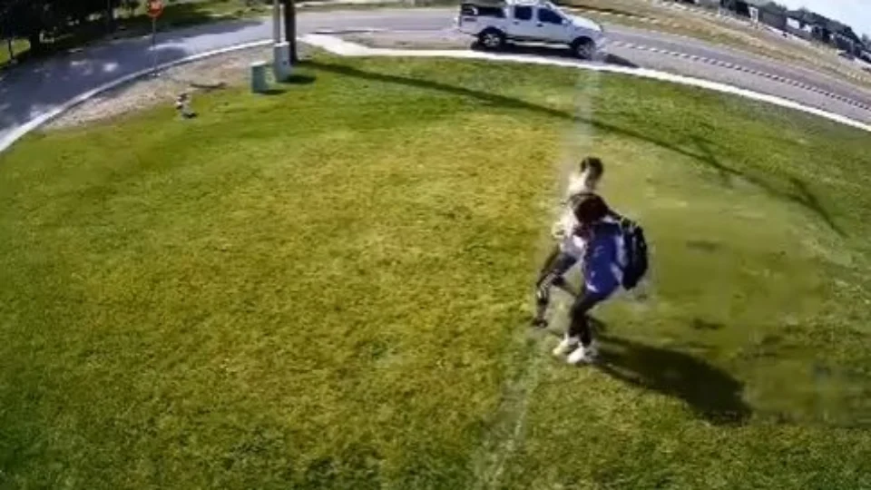 Homem se vinga e instala irrigador automático para molhar quem pisa no gramado da sua casa; veja vídeo