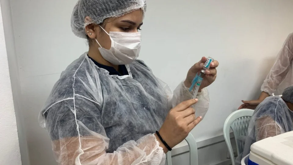 CovacManaus 2 entra na última semana de aplicação da terceira dose contra a Covid-19