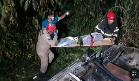 Jovem morre carbonizada após carro capotar em estrada de Itacoatiara, no AM