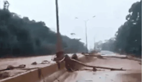 Minas Gerais: lama transborda dique de barragem e interdita BR-040