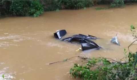 Pai e filha de 3 anos morrem após carro cair de ponte de 15 metros de altura, em Minas Gerais