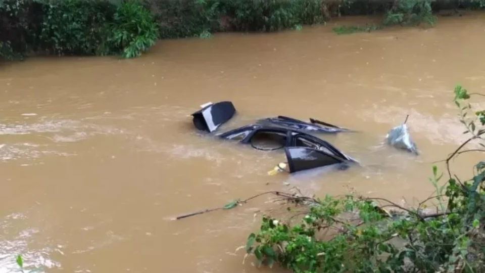 Pai e filha de 3 anos morrem após carro cair de ponte de 15 metros de altura, em Minas Gerais