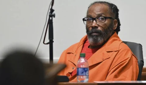 Homem negro acusado de triplo assassinato é inocentado e libertado após passar mais de 40 anos preso nos EUA