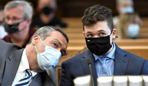 Julgamento de jovem branco acusado de matar duas pessoas em protesto inicia nos EUA