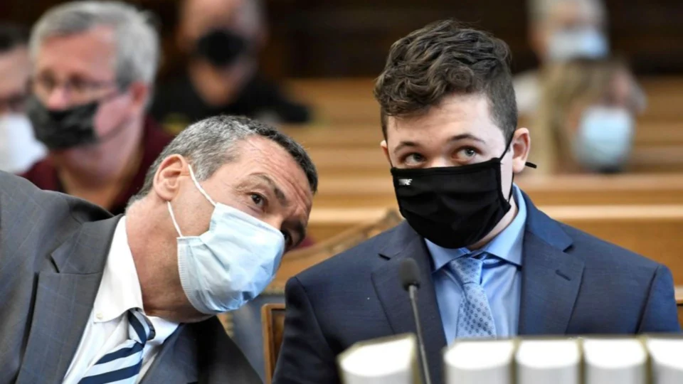 Julgamento de jovem branco acusado de matar duas pessoas em protesto inicia nos EUA