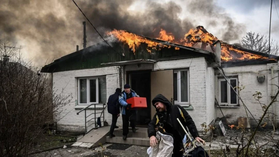 Bombardeio russo mata 7 civis, incluindo duas crianças, em Kiev, diz polícia ucraniana