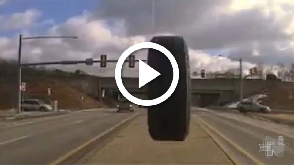 VÍDEO: pneu se ‘solta’ de carro e atinge viatura policial nos EUA