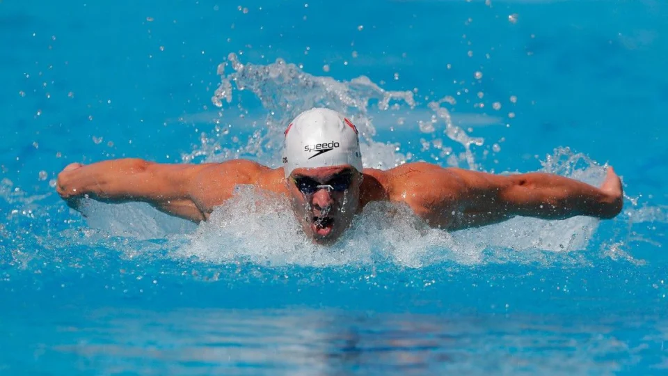 Nicholas Santos se torna tricampeão mundial da natação dos 50 metros borboleta