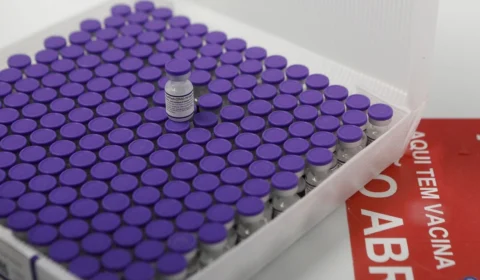 Primeiro lote de vacinas contra a covid-19 de 2022 chega no Brasil