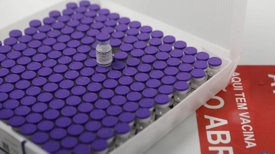 Primeiro lote de vacinas contra a covid-19 de 2022 chega no Brasil